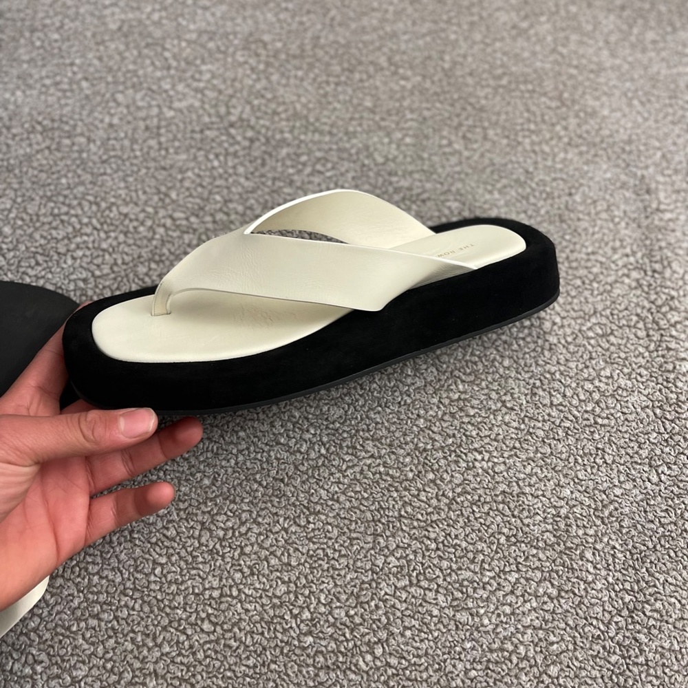 THE ROW Ginza two-tone leather and suede platform flip flops - Picture 7 of 12